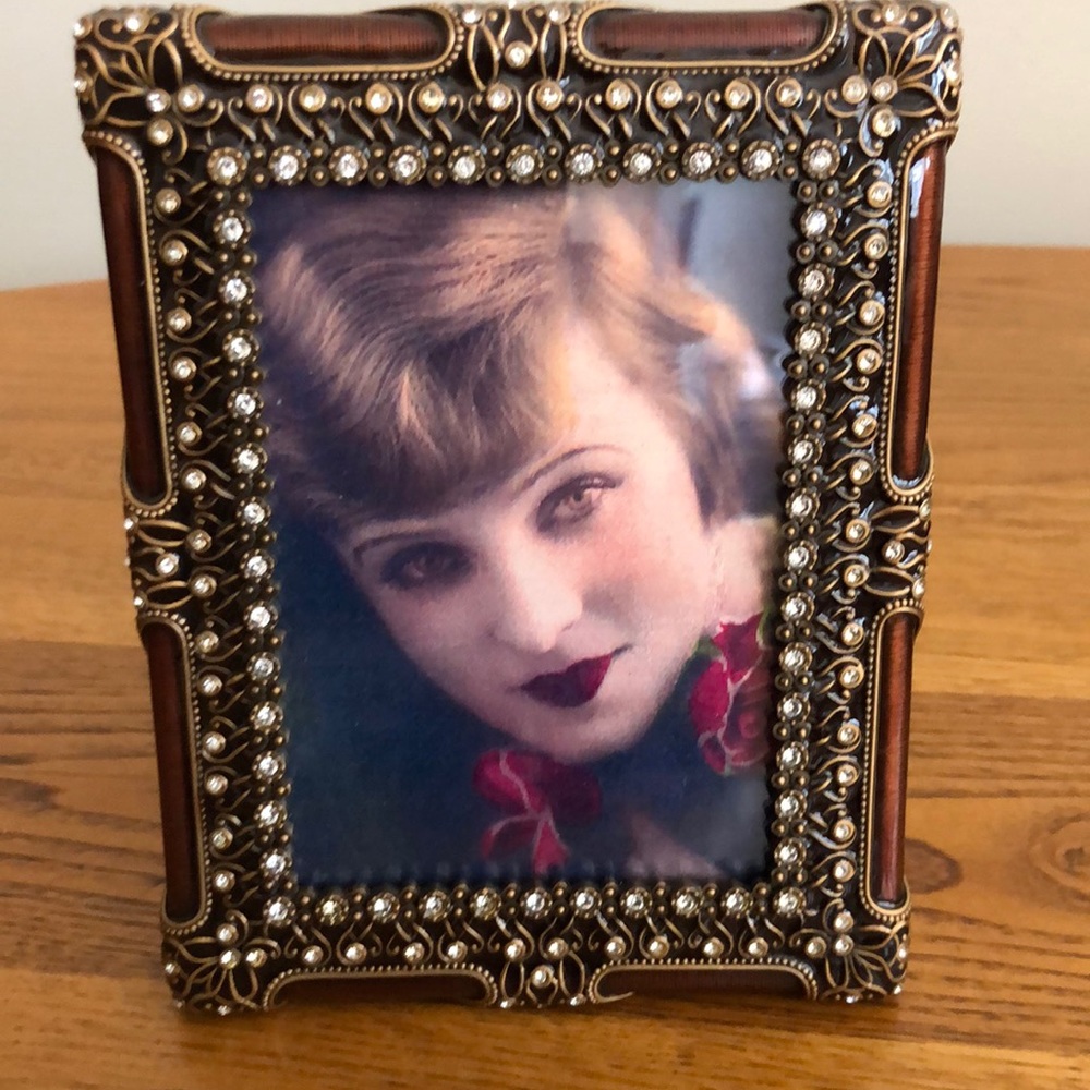 Edgar Berebi Frame